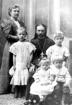 Прот. Владимир Хираско с женой и детьми
