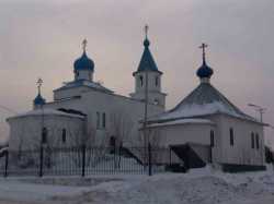 Магаданский Духосошественский собор (слева) и Иоанно-Предтеченский крестильный храм (справа)