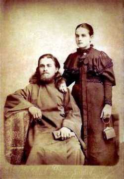 Священник Константин Сухов с супругой. Фотография с сайта fond.ru