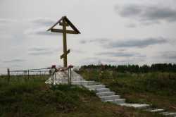 Поклонный крест на месте разрушенной Димитриевской церкви в деревне Трасна