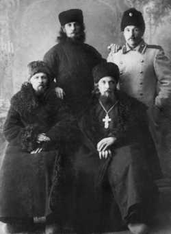 Священники Геннадий и Виктор Усовы (сидят слева направо), диакон Александр Усов и Александр Иванович Кузнецов (стоят). 1912 год