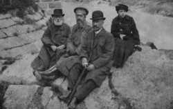 Прот. Григорий Чельцов (крайний слева), Иматра (Финляндия), 24 мая 1915 года (фотография из личного архива А.Н. Харьковой)