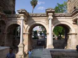 Ворота Адриана, Атталия (Памфилия, фото нач. XXI в.)