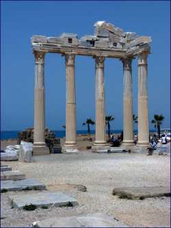 Храм Аполлона в Сиде (Памфилия, фото нач. XXI в.)