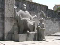 Месроп Маштоц с учеником. Памятник в Ереване.