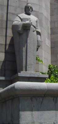 Памятник Мовсесу Хоренаци возле Матенадарана. Ереван.