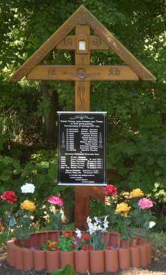 Памятный крест на месте расстрела священников под Сухиничами 7 сентября 1937