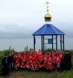 Участники VII смены молодежного православного лагеря у Дуйской Иннокентиевской часовни, 16 июля 2012.