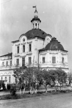 Здание Тобольского Михаило-Архангельского храма, занятое кинотеатром, июль 1967 г.