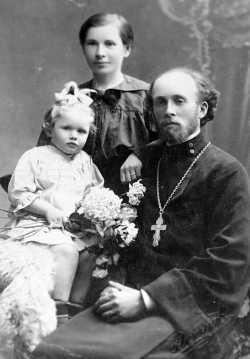 О. Николай Пискановский с матушкой Клавдией и дочерью Ксенией. Одесса, 1919 г.
