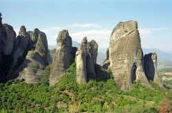 Скалы, на которых расположены Метеорские монастыри, и вид на Фессалийскую равнину