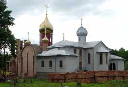 Лермонтовские Сергиевский (справа, строящийся) и Троицкий (слева) храмы