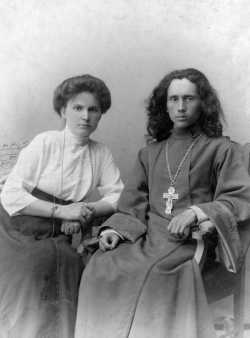 Матушка Анна Дмитриевна и отец Виктор Усовы. Год не указан. Фото из семейного архива Усовых.