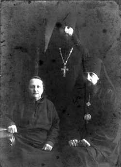 Епископ Игнатий (Садковский) с матерью и братом, иеромонахом Георгием