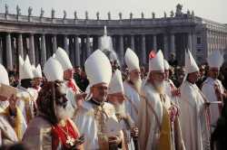 Участники Второго Ватиканского собора в день открытия собора