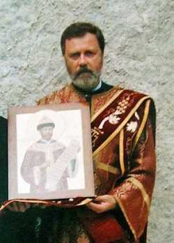 Протодиакон Герман Иванов-Тринадцатый держит оригинал известной иконы Царя Николая II, 2000 год