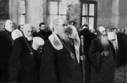 Во время молитвы в Троицком соборе Свято-Данилова мон-ря перед началом Архиерейского Собора. 11 июня 1992 г.