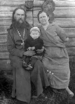 Протоиерей Сергий Заварин с супругой Александрой Васильевной и внучкой
