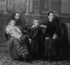 Свящ. Андрей Моногенов с супругой и детьми