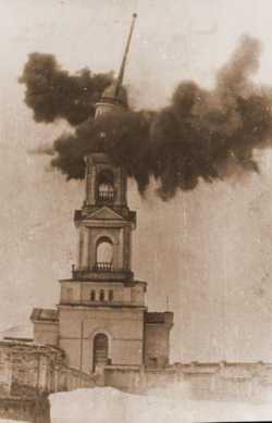 Взрыв колокольни Саратовского Преображенского монастыря.  Фото ок. 1930-е гг.