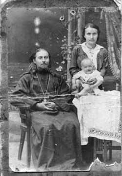 Священник Леонид Викторов с женой Анной и дочерью. 1914г.