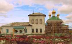 Троицкий собор (слева спереди) и Никольский храм (справа сзади) Селенгинского Троицкого монастыря.  Фото Аркадия Зарубина от 26 сентября 2012 г.