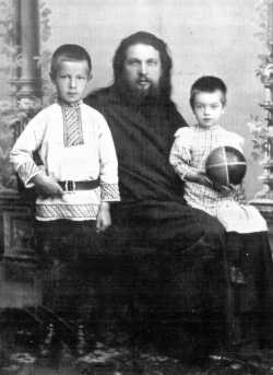 Диакон Вячеслав Закедский с детьми. Начало 1910-х годов