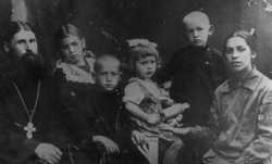 Свящ. Леонид Виноградов в кругу семьи, не позднее 1934 года.