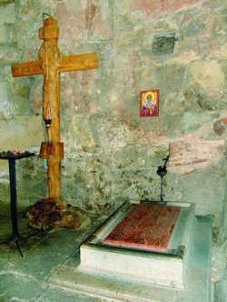 Могила сщмч. Евдемона I в церкви Анчисхати в Тбилиси