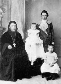 Священник Тихон Архангельский с супругой Хионией Ивановной и дочерьми Александрой (старшая, справа) и Юлией
