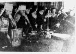 Собор 1945 г. Протопресвитер Николай Колчицкий вписывает имя новоизбранного Патриарха.