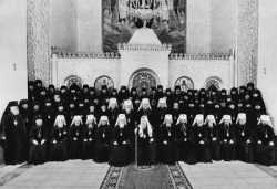 Участники Архиерейского Cобора в Крестовом храме Патриаршей и Синодальной резиденции в Свято-Даниловом монастыре