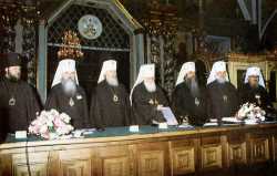 На соборе 1990-го, июнь, Москва. По центру кандидаты в патриархи.