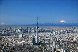 Центральное Токио. Доминанты - телебашня Токио Скайтри и гора Фудзи