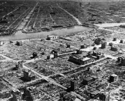 Токийский квартал Канда в руинах.  Фото 1945 г.