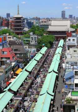 Токийский квартал Асакуса.  Храм Сэнсодзи и его торговые ряды.  Фото Kakidai 19 мая 2012 г.