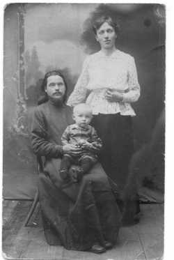 Священник Димитрий Касаткин с супругой Марией Михайловной и сыном. 1919 г. Фотография с сайта foma.ru
