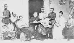 Третий слева - Георгий Львович Скадовский (1847-1919), сидит третья от него - его жена Мария Петровна (урожд. Альбрант, 1846-1912). Третий справа - Иван Скадовский