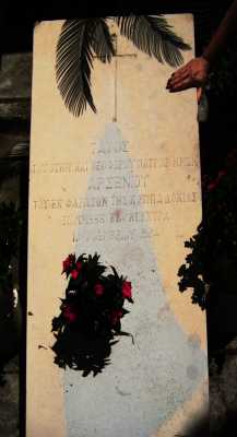 Надгробие на месте первоначального погребения прп. Арсения Каппадокийского. Городское кладбище г. Керкиры