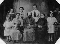 Свящ. Зосима Пепенин с семьей. Иркутск, 1925 г.