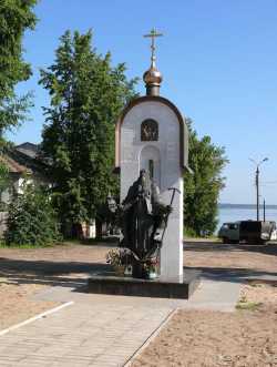 Памятник преподобному Макарию Калязинскому в городе Калязине. Фото Владимира Синькова
