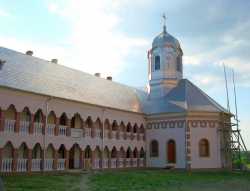 Келейный корпус с домовым храмом Слатинского Иоанно-Сучавского монастыря.