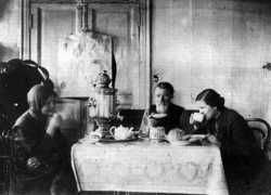 Матвей Иванович Гусев (в центре) в кругу семьи. Фото