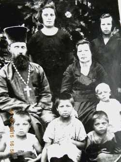 Свящ. Владимир Овчинкин с матушкой и детьми (вероятно, 1930-31 год, перед арестом)