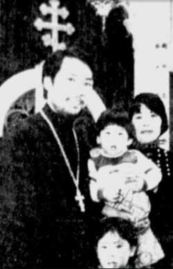 Свящ. Иосиф Накадзима с семьей.  Фото Пита Сабеллы, нач. апреля 1980 г., Аликвиппский Никольский храм.