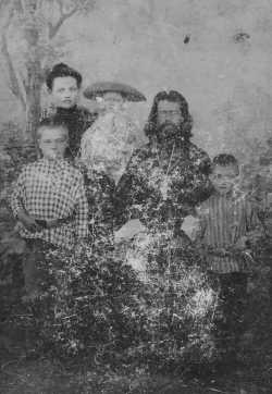 Свящ. Илия Порошенков с супругой Екатериной Николаевной и детьми