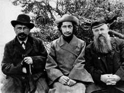 Михаил Новосёлов (слева), семинарист Павел Флоренский (в центре) и философ Сергей Булгаков (справа). Фото 1907 (?) г.