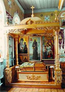 Рака с мощами прп. Илариона Троекуровского в церкви Владимирской иконы Божией Матери. Фотография 2007 года