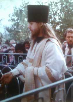Иеродиакон Арсений (Казаков), во время панихиды на могиле схиархимандрита Амвросия (Иванова) в день его памяти 15 октября, 1980-е годы