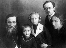 Cлева направо: о. Александр Глаголев, Коля, Магдалина, Алексей Александрович и Татьяна Павловна Глаголевы. Фото 1930 г.
